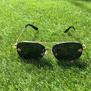 Mens and women’s black tinted bee emblem UV400 gold metal frame sunglasses.🐝🕶